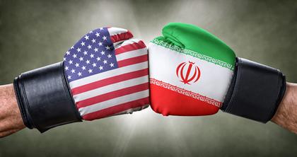 Boxerhandschuhe mit den Flaggenfarben von USA und Iran